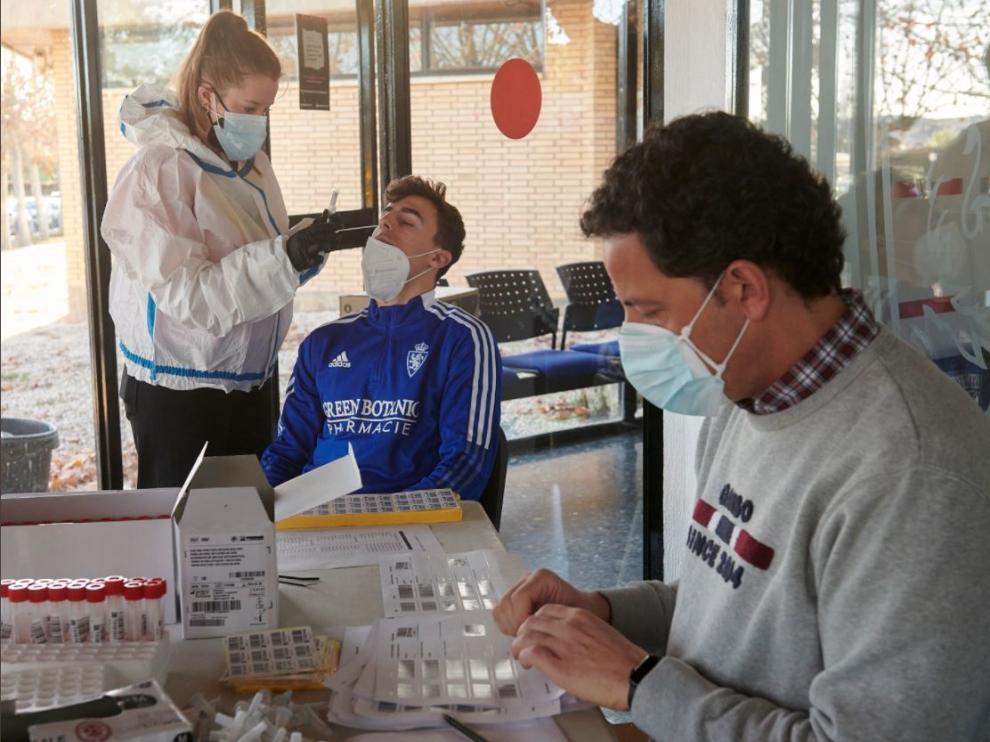 Francés es sometido al test de antígenos en la mañana de este lunes en la Ciudad Deportiva del Real Zaragoza, en presencia del doctor Irineo de los Mártires.