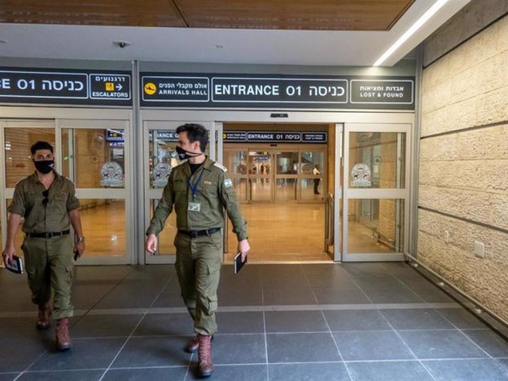 Policía israelí en el aeropuerto de Tel Aviv.