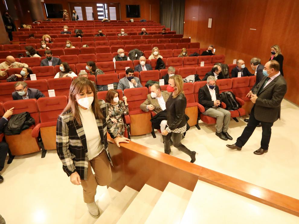 La consejera de Sanidad, en primer término, ha mantenido una reunión con vecinos y representantes de la Asociación Española Contra el Cáncer en Teruel.