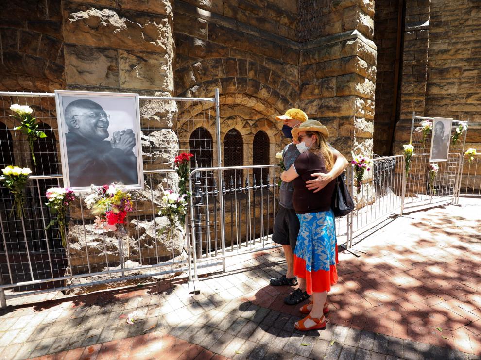 Una pareja recuerda a Desmond Tutu en Ciudad del Cabo