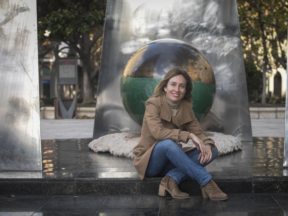 Eva Sáenz Royo, en el monumento a la Constitución.