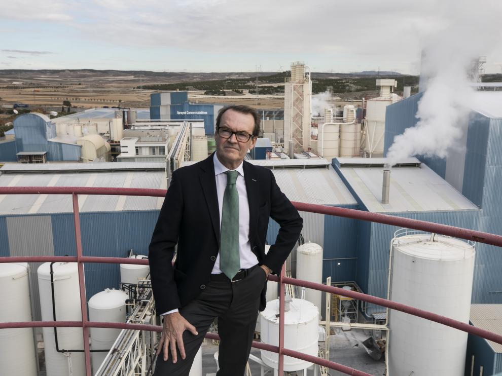 Eduardo Villarroya, en lo alto de uno de los silos de Industrias Químicas del Ebro, ubicada en el polígono de Malpica.
