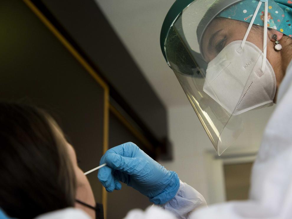 Realización de pruebas PCR de coronavirus en el Hospital Clínico de Zaragoza, este martes.