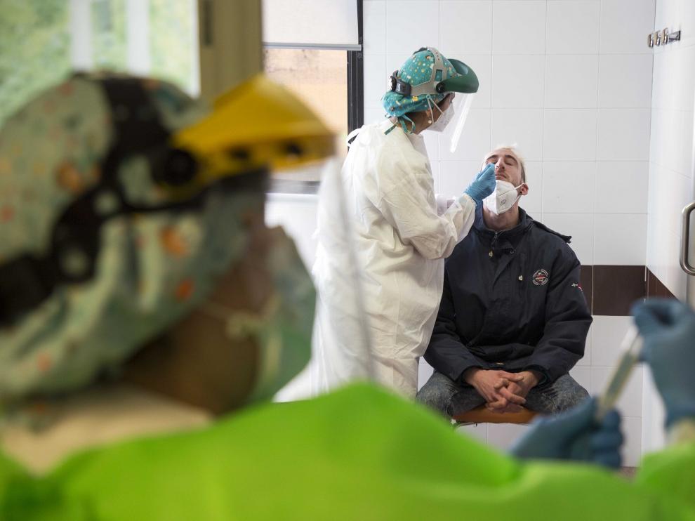 Realización de pruebas PCR de coronavirus en el Hospital Clínico de Zaragoza, este martes.