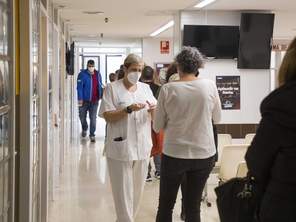 Realización de pruebas PCR de coronavirus en el Hospital Clínico de Zaragoza, este martes.