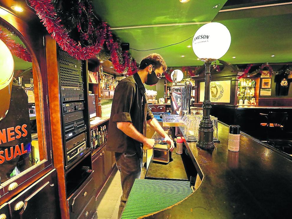 Tanto cafés como bares, restaurantes y locales de ocio nocturno tendrán que adelantar el cierre desde mañana