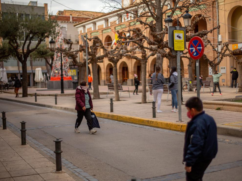 Varias personas pasean por La Almunia