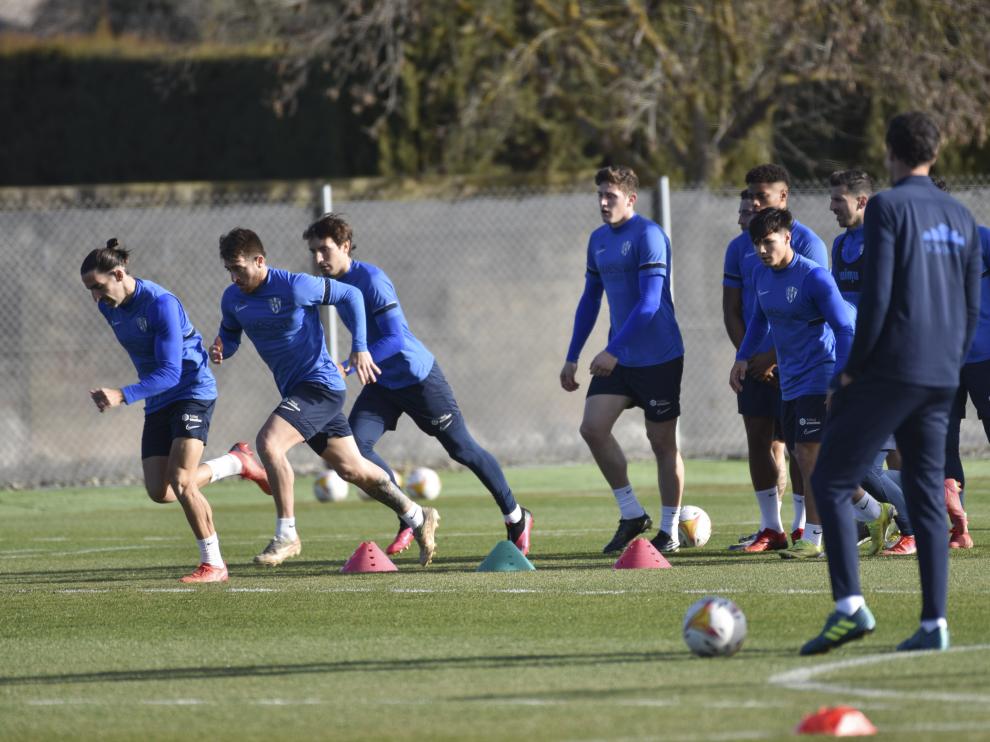 Los jugadores de la SD Huesca, durante el entrenamiento del miércoles.