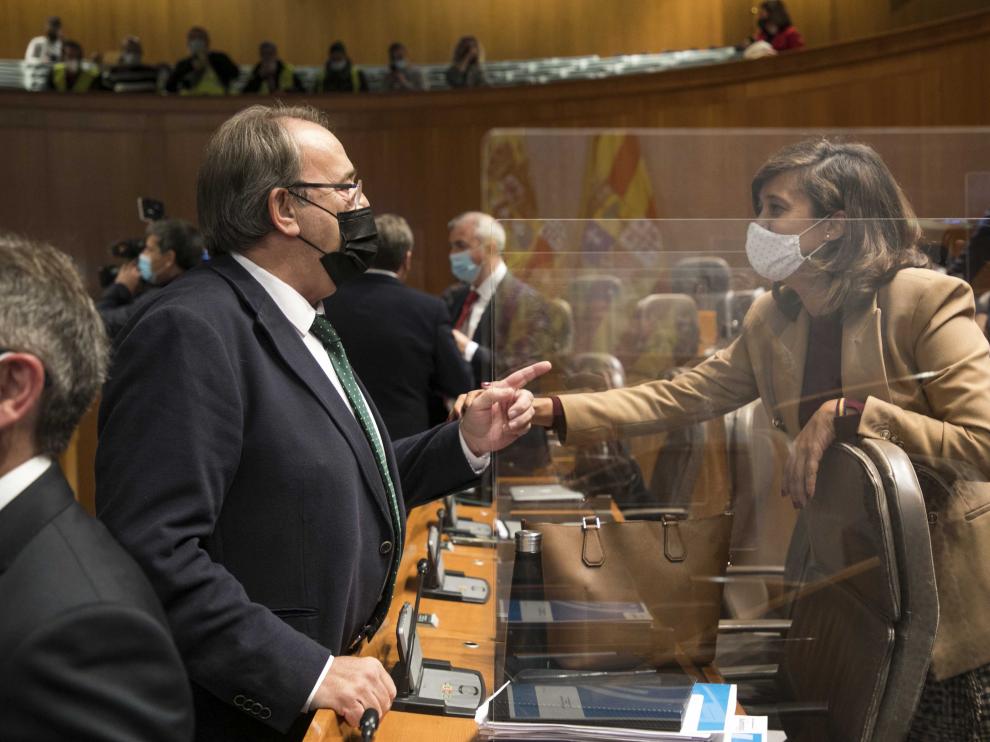 Carlos Pérez Anadón hablando con María Ángeles Orós en el Parlamento de Aragón.