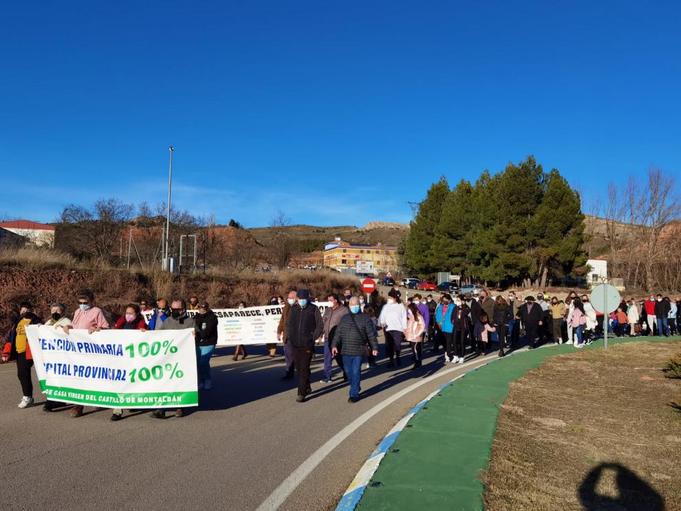 Unos 500 vecinos de Montalbán se concentraron este miércoles en la rotonda de la N-211 en protesta por la falta de recursos sanitarios