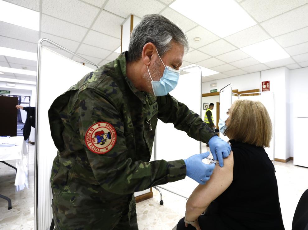 Vacunación en el Hospital Militar de Zaragoza.