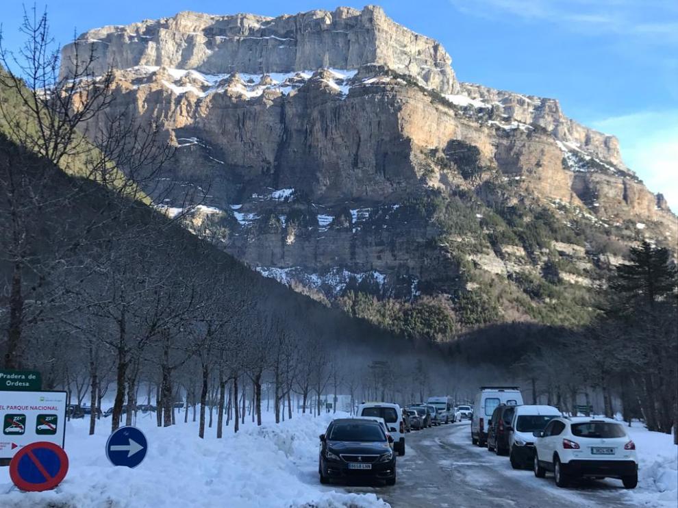 El aparcamiento de la Pradera de Ordesa, con un aforo limitado por la nieve, este jueves.