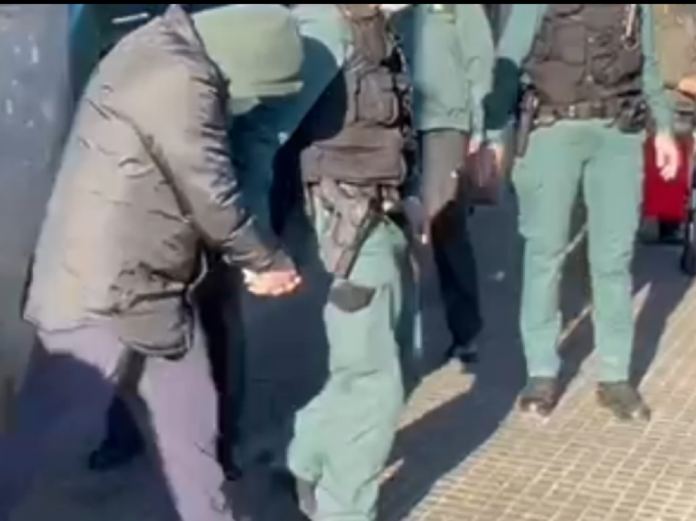Imagen de la detención de uno de los sospechosos, tras el registro de una vivienda en El Prat de Llobregat.