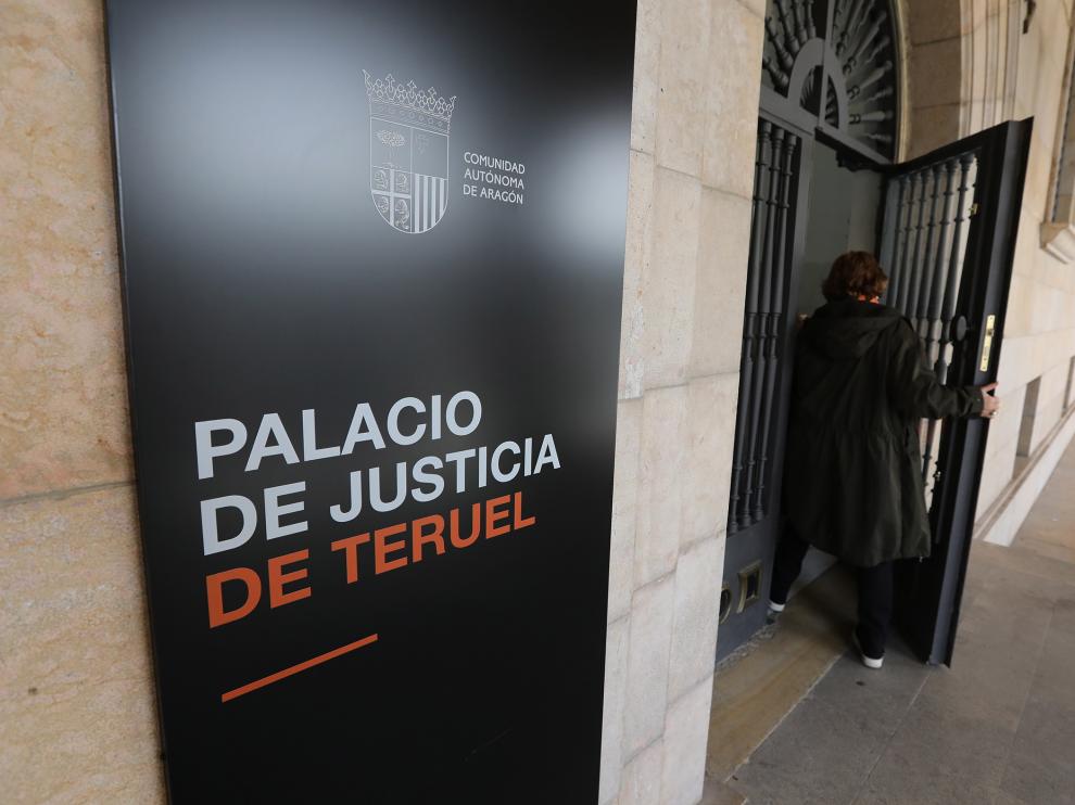 Entrada principal al Palacio de Justicia de Teruel, donde se encuentra el Juzgado de lo Social que dictó la sentencia ahora ratificada por el TSJA.