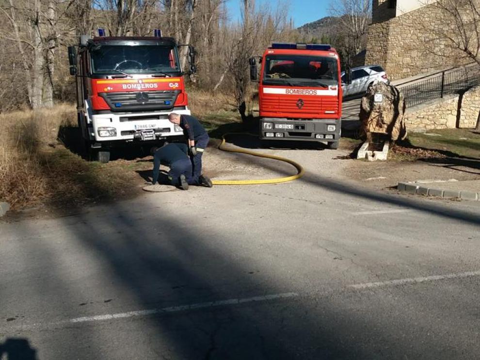 Los bomberos de Teruel llevaron este jueves 48.000 litros de agua a Abejuela con camiones cisterna.