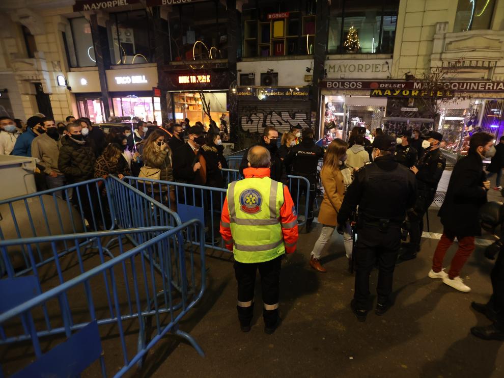 La Policía controlando los accesos a la Puerta del Sol de Madrid antes de la Nochevieja