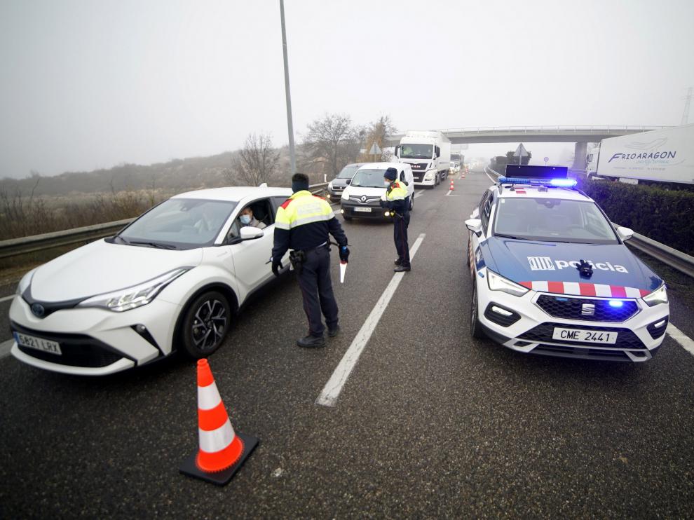 Los Mossos d,Esquadra regulan el tráfico en la autopista AP-2 a su paso por Lleida tras el accidente de tráfico múltiple