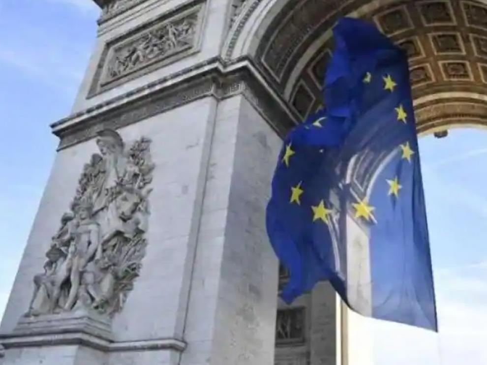 La bandera de la Unión Europea, en el Arco del Triunfo