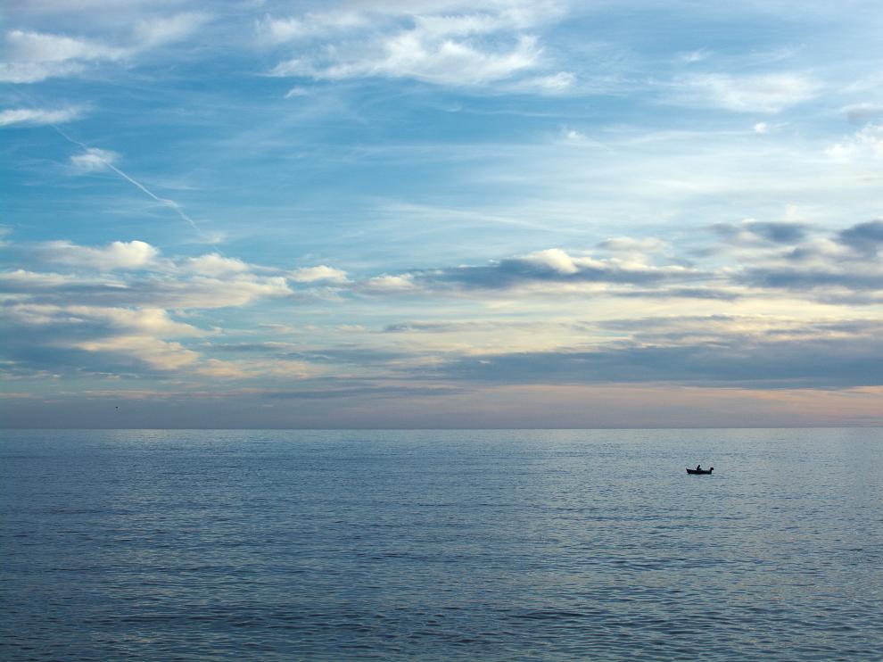 Cielo y mar dibujan la línea del horizonte.