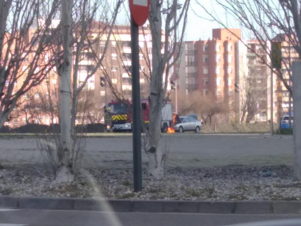Los bomberos han acudido para sofocar el fuego producido en el vehículo.