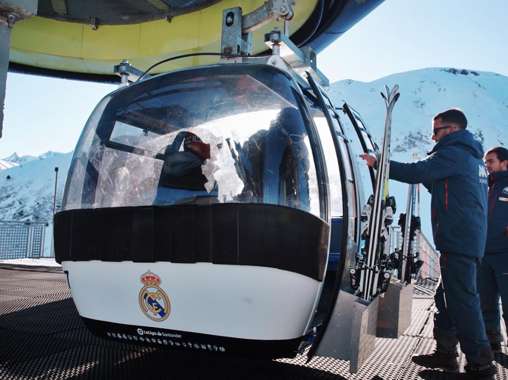 Una telecabina con el escudo del Real Madrid.