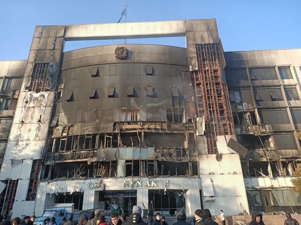 Un edificio oficial asaltado durante las protestas en Kazajistán.