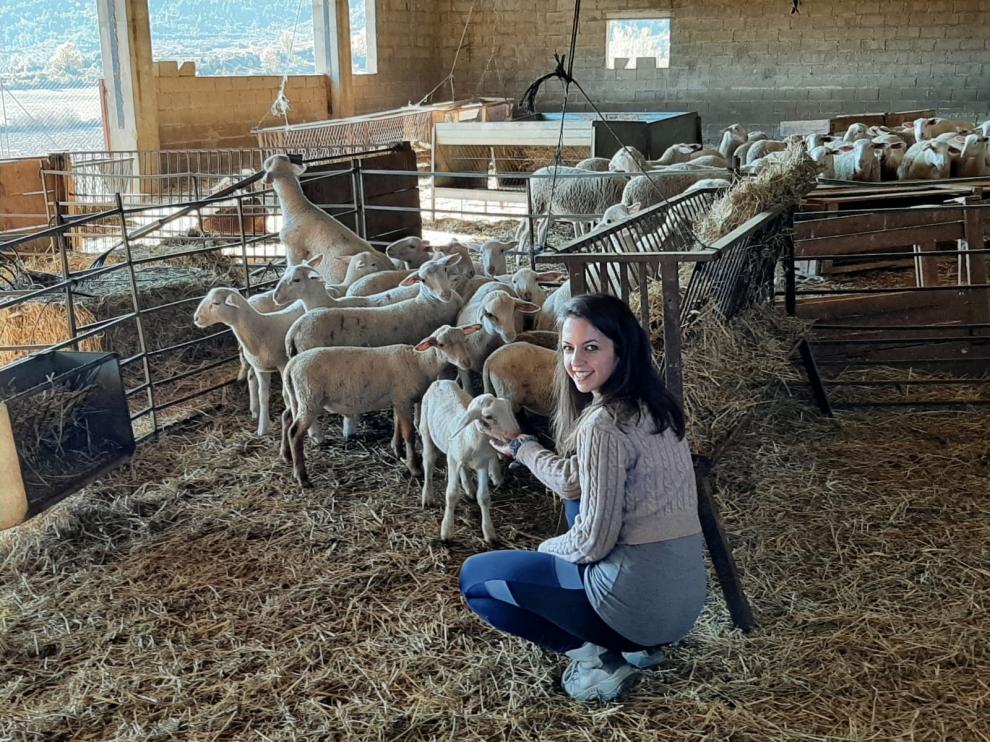 Blanca Vizán, enfermera, cambió Huesca por Sarsa de Surta. En la foto, con el ganado de su vecina.