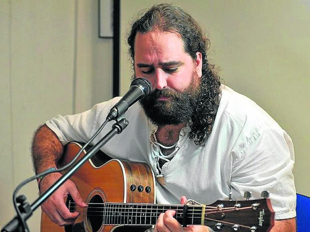 Diego Escusol (Zaragoza, 1979) alterna el folk, la canción de autor, el rock y el pop.