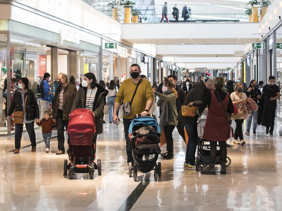 Primer domingo de rebajas en Puerto Venecia.
