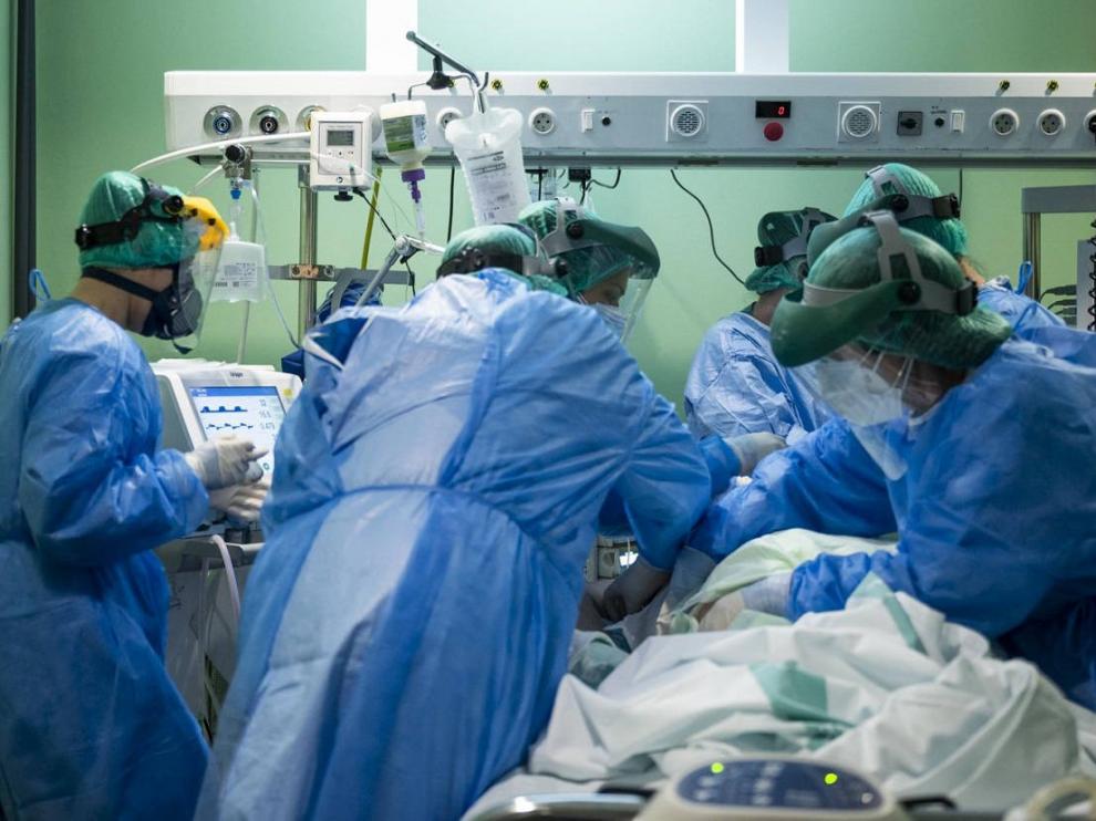 Médicos en la UCI del Hospital Clínico de Zaragoza.