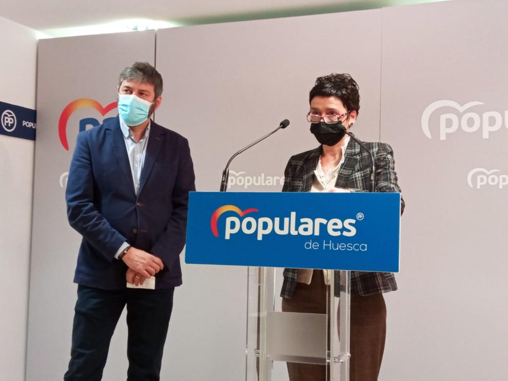 Gerado Oliván y Ana Marín, en la rueda de prensa del PP en Huesca.