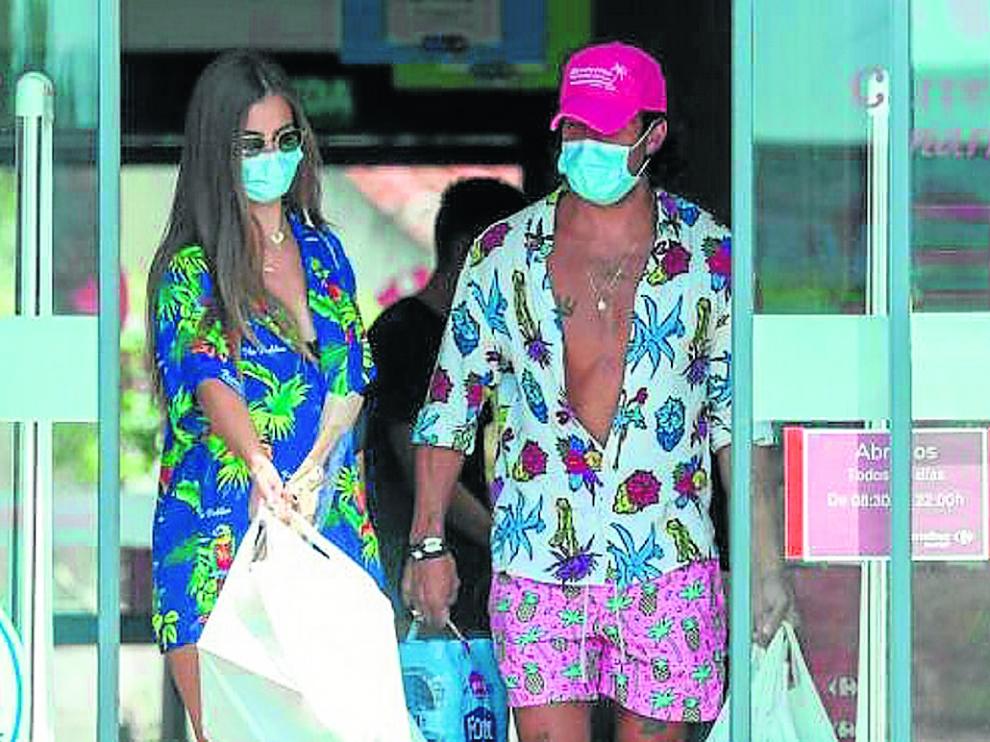 La pareja, a la salida de un supermercado madrileño en verano pasado, cuando aún convivían.