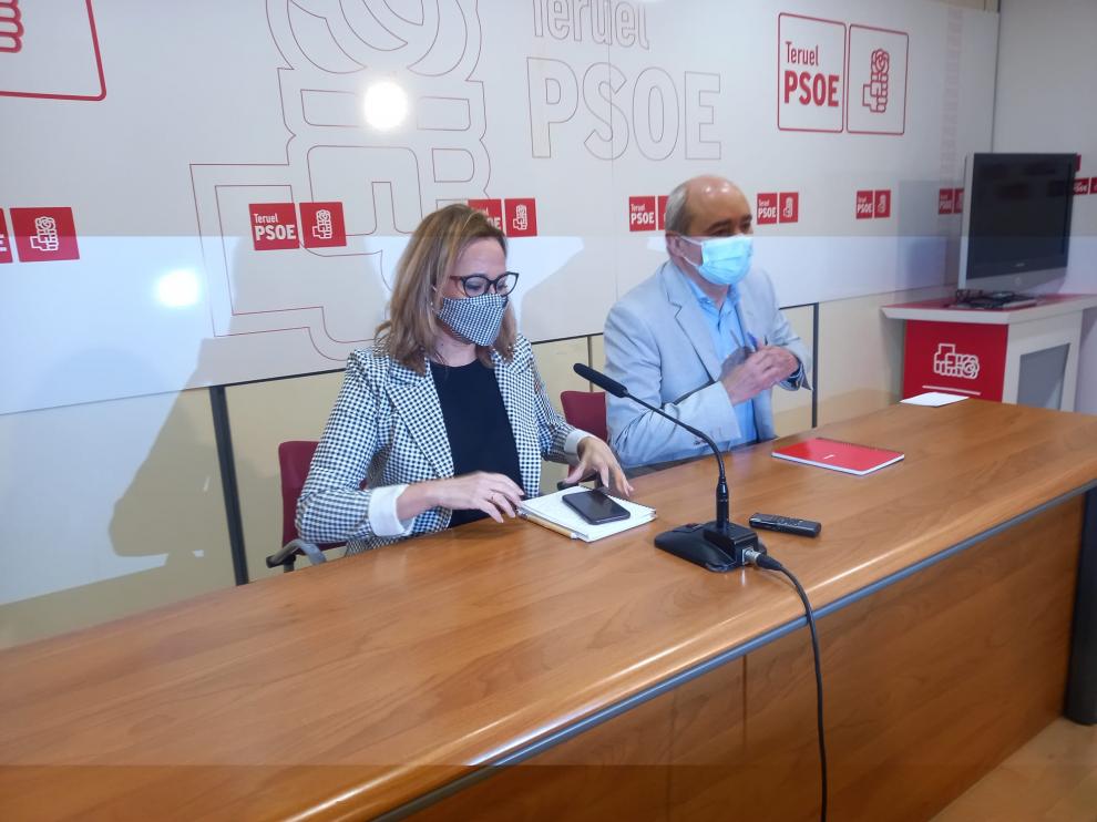 Mayte Pérez, con el secretario de Organización del PSOE en Teruel, Javier Baigorri.