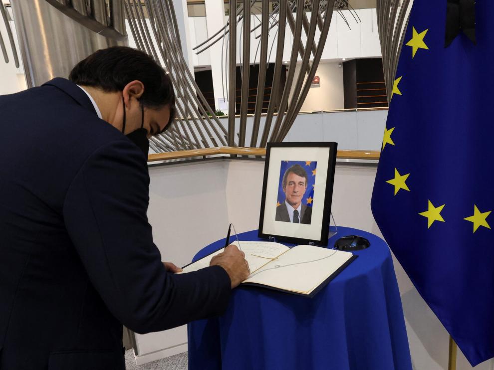 Un hombre firma en el libro de condolencias por la muerte de David Sassoli, en Bruselas.