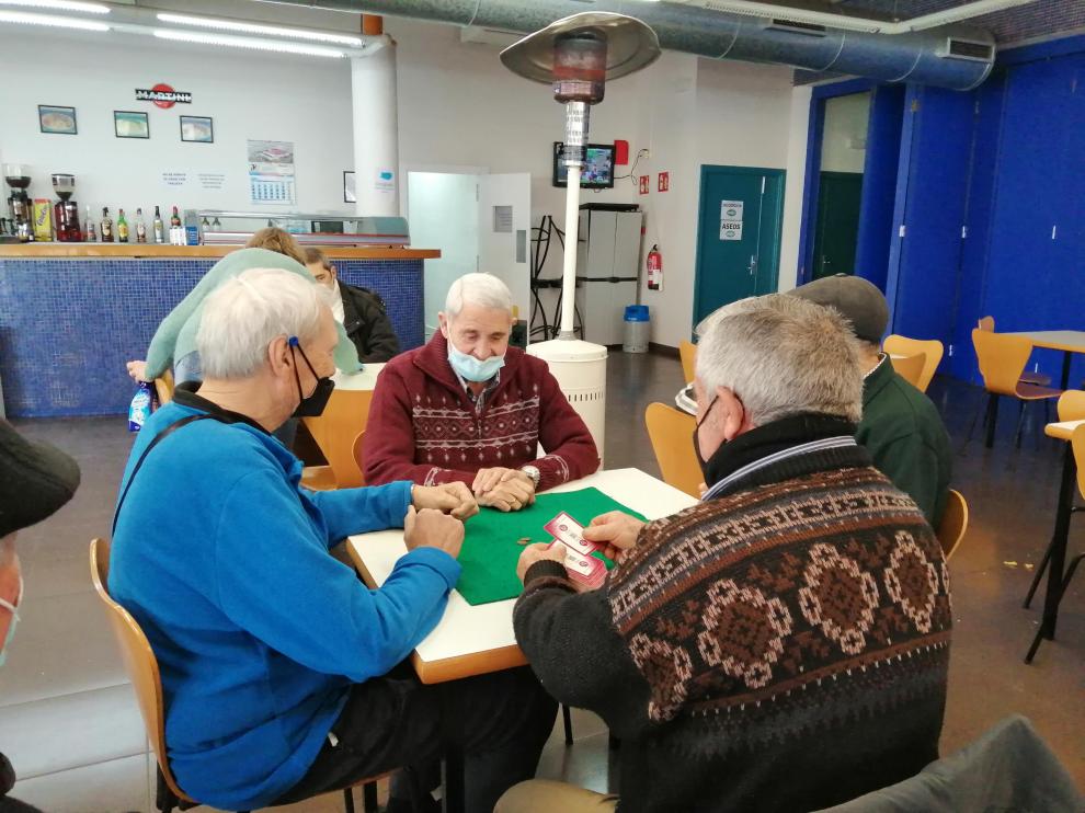 Un grupo de jubilados jugaba a las cartas este miércoles en la cafetería del Centro de Día Santa Emerenciana de Teruel junto a una estufa de propano.