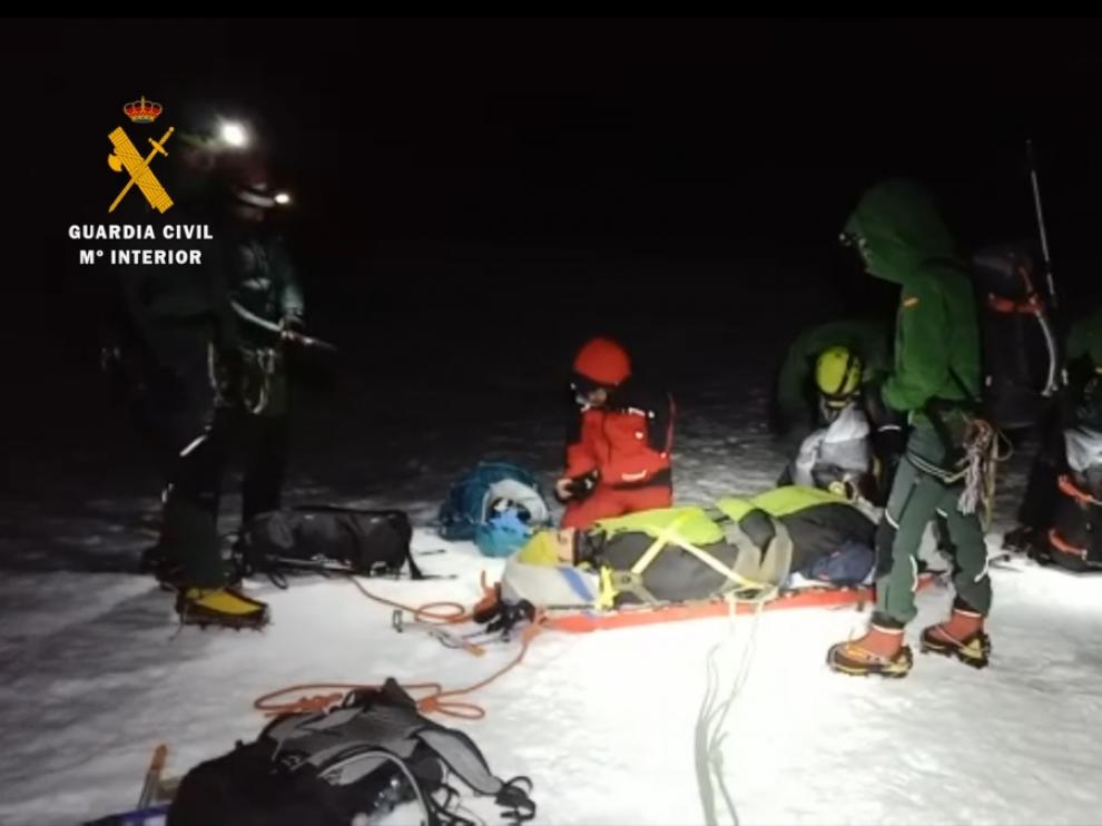 Imagen del rescate nocturno del montañero vasco accidentado en el pico Acherito, en Ansó.