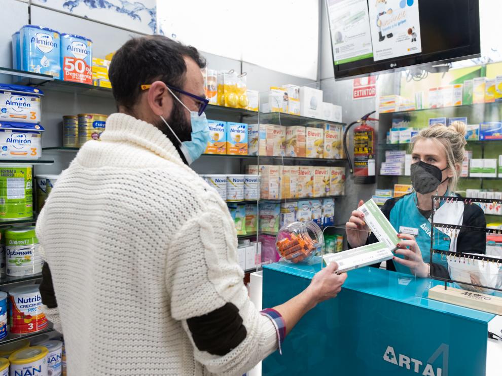 Una empleada de la Farmacia Artal Centro vende un test de autodiagnóstico ayer.