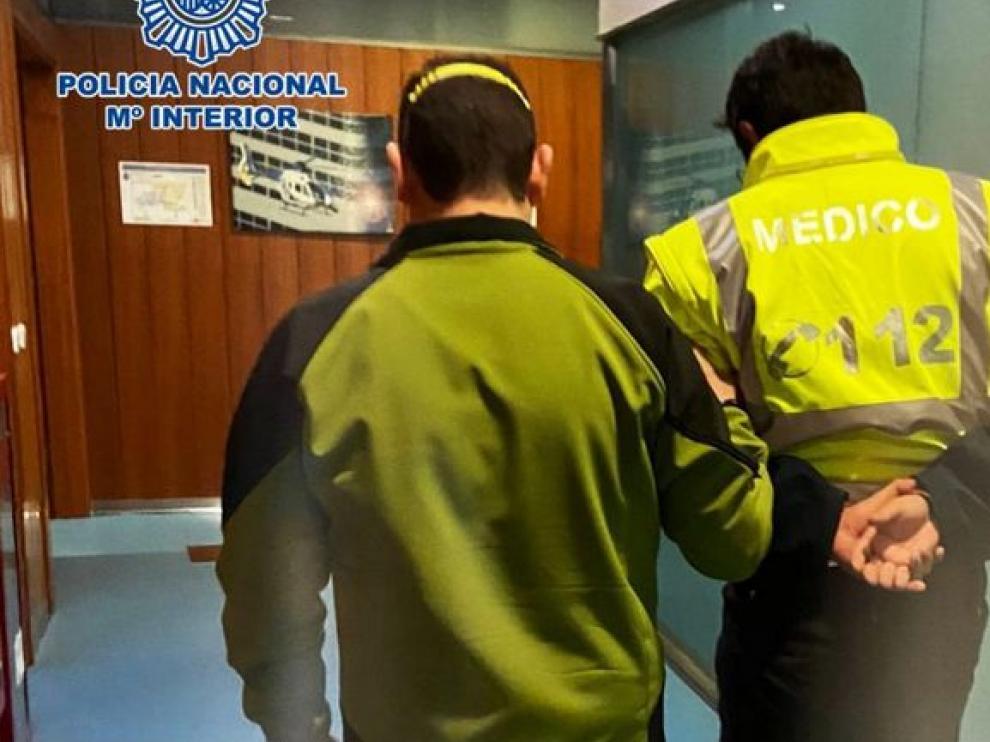 El falso enfermero con su traje del 112 cuando fue detenido por la Policía en marzo de 2021.