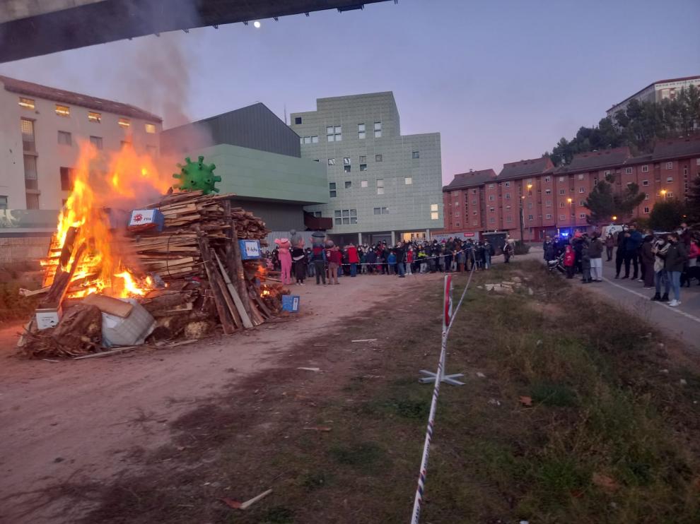 La hoguera de San Julián, rematada por una maqueta del virus de la covid que se ha quemado simbólicamente.