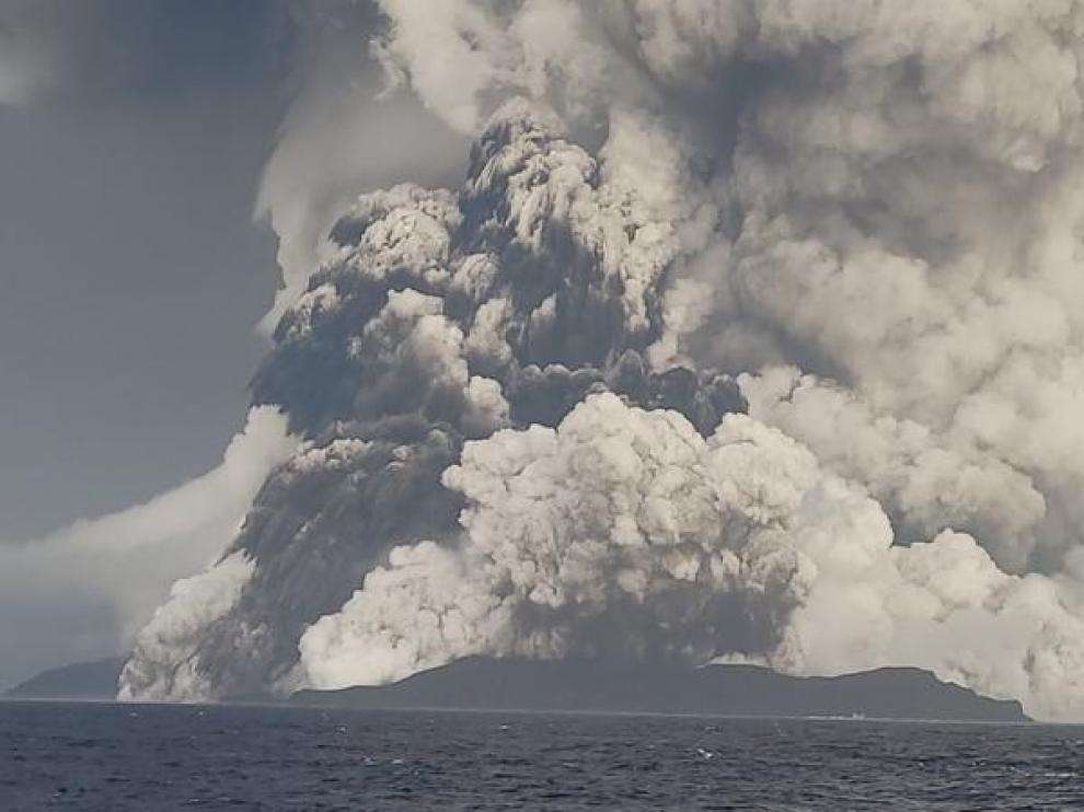 Imagen satelital de la nube causada por el volcán submarino en Tonga.