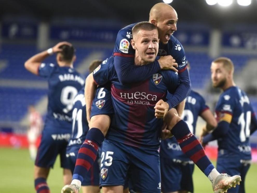Vavro celebra un gol del Huesca con Sandro la temporada pasada.