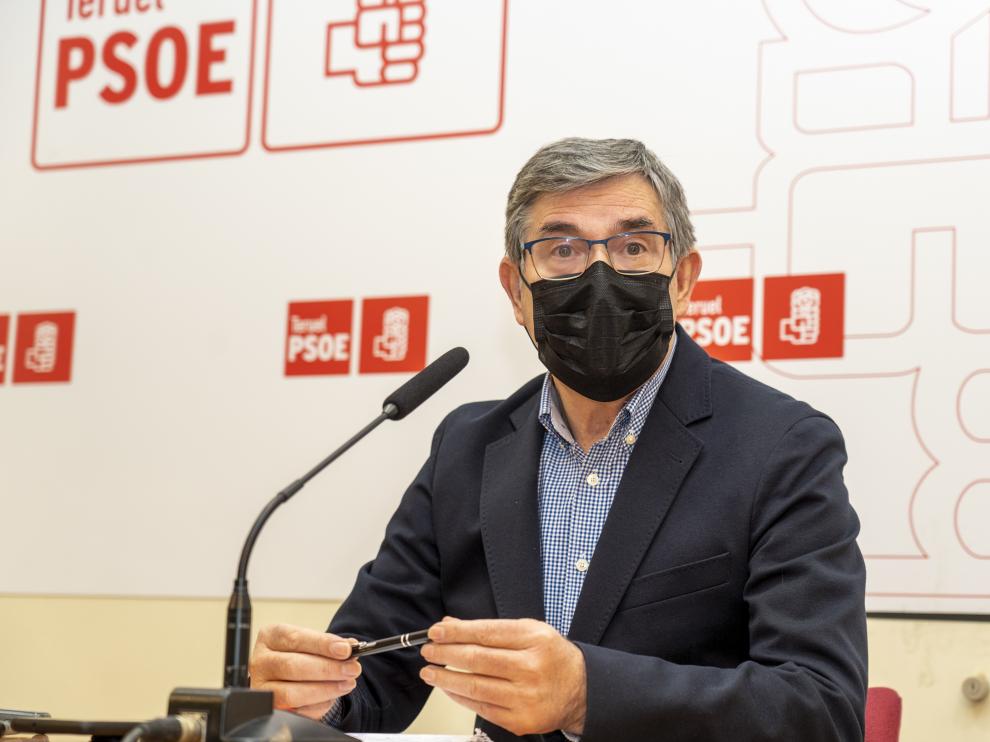 Vicente Guillén, durante su rueda de prensa en la sede del PSOE en Teruel.