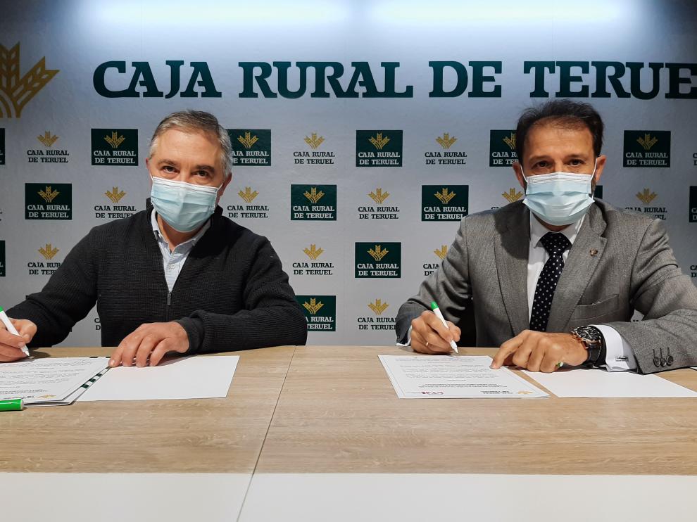 Alfonso Blesa, director de la Fundación Universitaria Antonio Gargallo -a la izquierda-, y Juan Mangas, jefe de zona del Alto Teruel de Caja Rural