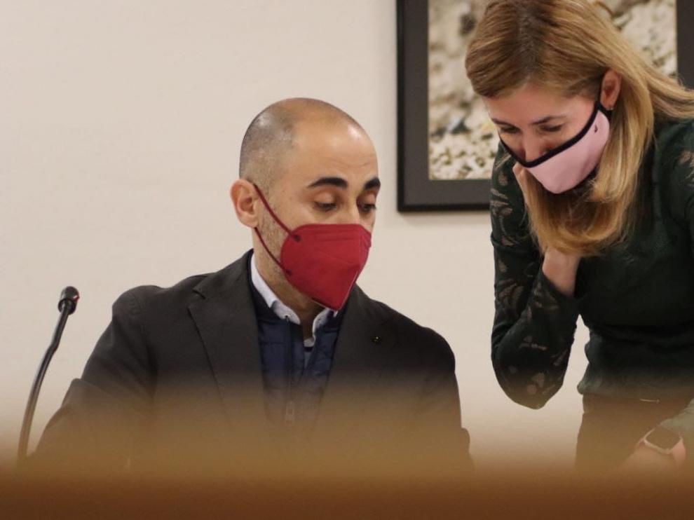 El concejal Luis Domínguez junto a Belinda Pallás.