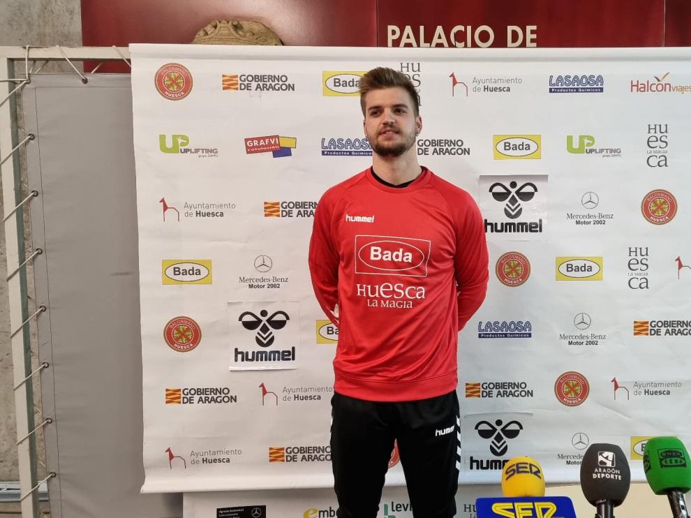 Pere Arnau, nuevo jugador del Bada Huesca, durante su presentación.
