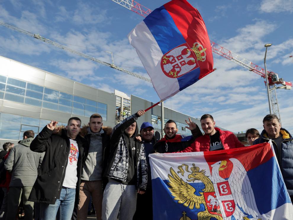 Seguidores de Djokovic, en el aeropuerto de Belgrado.