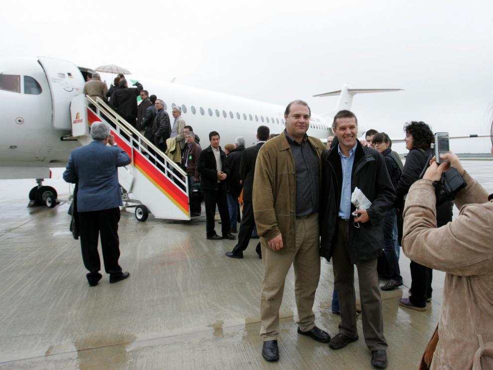 Imagen de archivo del primer vuelo comercial del aeropuerto de Huesca con destino a La Coruña del 14 de abril de 2007.