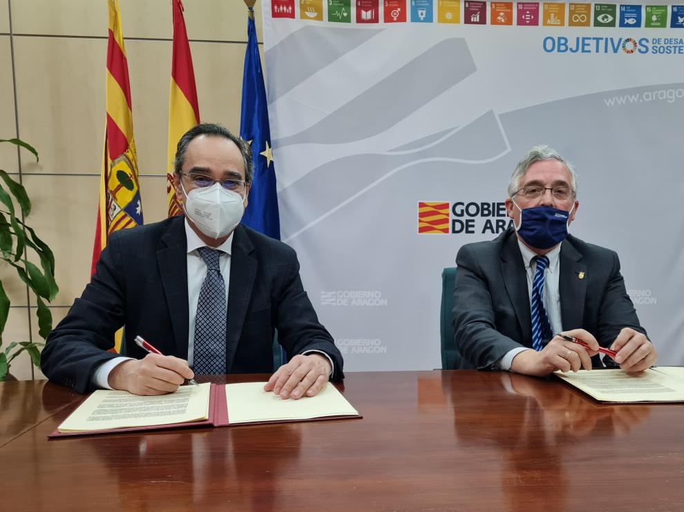 Ignacio Montaner y Joaquín Olona firman el convenio de colaboración.