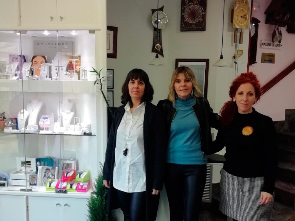 Junto a Isabela (a la izquierda), Silvia (en el centro) y Paula forma el equipo de trabajo de la joyería.
