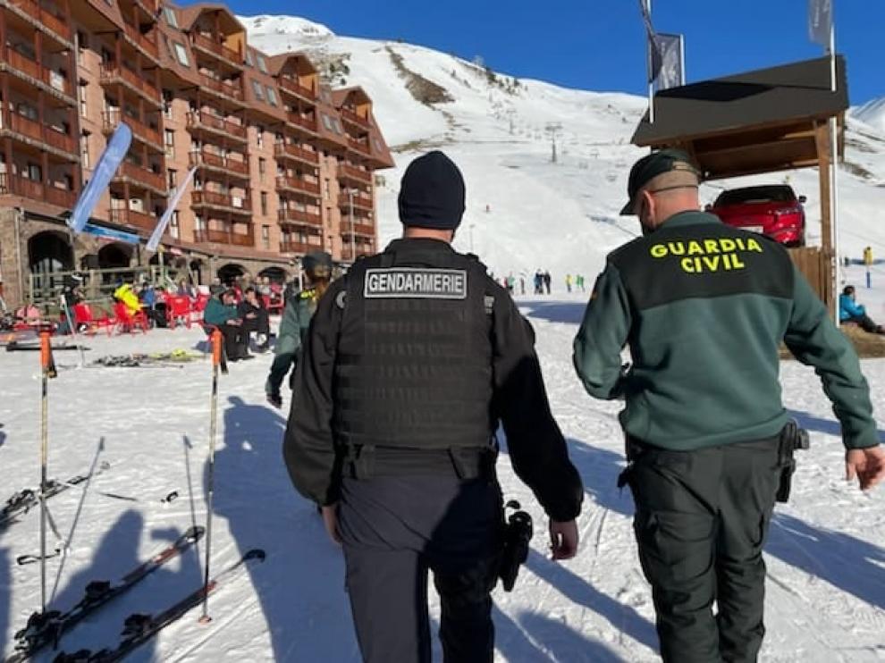 Guardias civiles y gendarmes en la estación de esquí de Astún el pasado fin de semana.